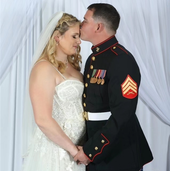 Meet your Posher, Apryle - Picture 3 of 3